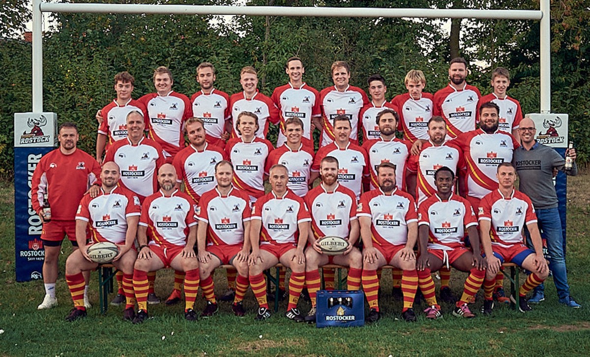 Das Herren-Team von Rugby Rostock mit Alexander Köthe (rechts), Marketing Hanseatische Brauerei Rostock.